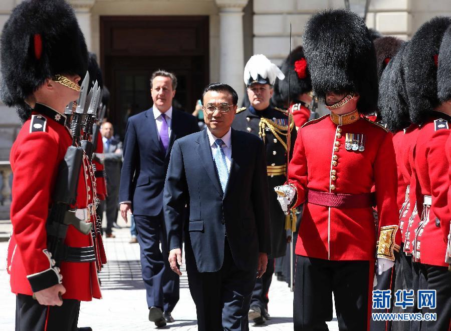 6月17日，國(guó)務(wù)院總理李克強(qiáng)在倫敦唐寧街10號(hào)首相府同英國(guó)首相卡梅倫舉行中英總理年度會(huì)晤。這是會(huì)晤前，卡梅倫為李克強(qiáng)舉行隆重的歡迎儀式。新華社記者 龐興雷 攝