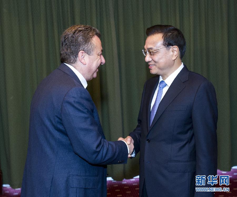 6月21日，國務(wù)院總理李克強(qiáng)在希臘克里特省首府伊拉克利翁會(huì)見省長阿爾納烏塔基斯。 新華社記者 王曄 攝 