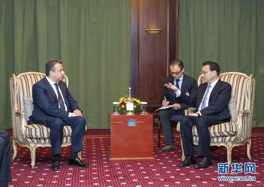 6月21日，國務(wù)院總理李克強(qiáng)在希臘克里特省首府伊拉克利翁會(huì)見省長阿爾納烏塔基斯。 新華社記者 王曄 攝