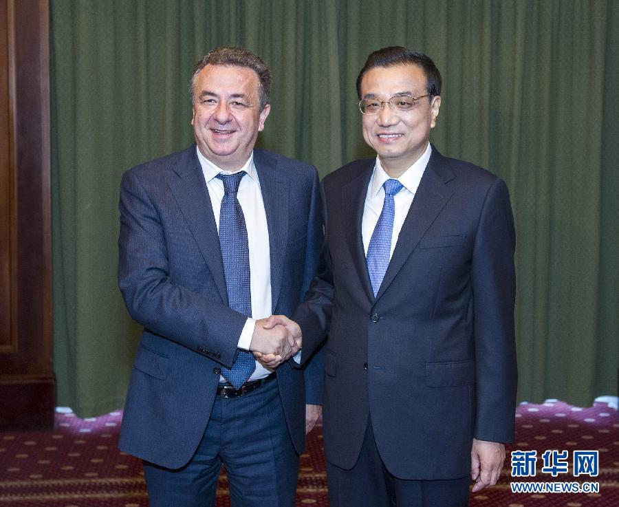 6月21日，國務(wù)院總理李克強(qiáng)在希臘克里特省首府伊拉克利翁會(huì)見省長阿爾納烏塔基斯。 新華社記者 王曄 攝