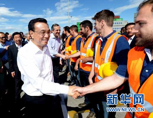 6月20日，國(guó)務(wù)院總理李克強(qiáng)與希臘總理薩馬拉斯共同考察中國(guó)遠(yuǎn)洋運(yùn)輸集團(tuán)比雷埃夫斯集裝箱碼頭。這是李克強(qiáng)和薩馬拉斯來(lái)到3號(hào)碼頭，同碼頭工人親切交流。新華社記者 李濤 攝 