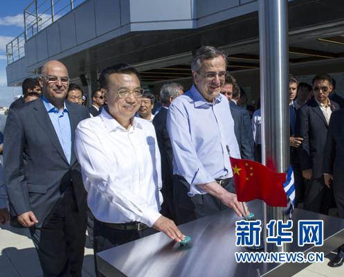 這是李克強(qiáng)與薩馬拉斯共同發(fā)出指令，一列滿載中國(guó)貨物的列車緩緩駛出比雷埃夫斯港，開(kāi)往中東歐目的地。新華社記者 王曄 攝