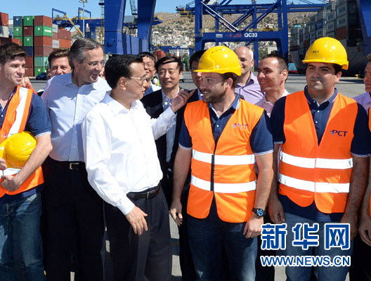 6月20日，國(guó)務(wù)院總理李克強(qiáng)與希臘總理薩馬拉斯共同考察中國(guó)遠(yuǎn)洋運(yùn)輸集團(tuán)比雷埃夫斯集裝箱碼頭。這是李克強(qiáng)和薩馬拉斯來(lái)到3號(hào)碼頭，同碼頭工人親切交流。新華社記者 李濤 攝