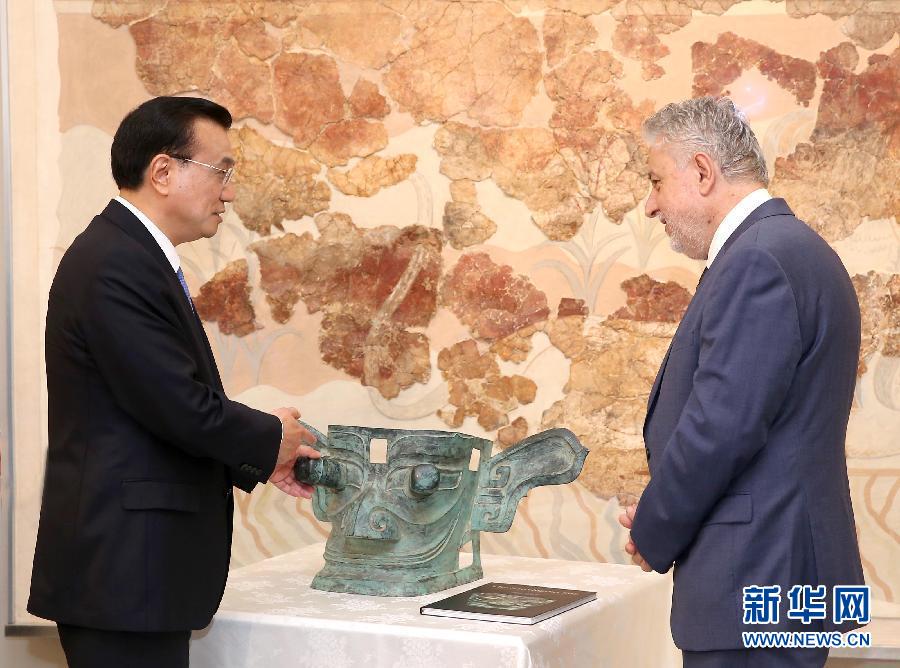 6月21日，國(guó)務(wù)院總理李克強(qiáng)與希臘總理薩馬拉斯共同出席希臘伊拉克利翁博物館新館開館儀式并發(fā)表講話。這是李克強(qiáng)向伊拉克利翁博物館贈(zèng)送三星堆出土文物復(fù)制品。新華社記者 龐興雷 攝 