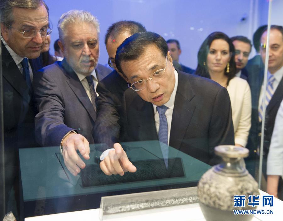  6月21日，國(guó)務(wù)院總理李克強(qiáng)與希臘總理薩馬拉斯共同出席希臘伊拉克利翁博物館新館開館儀式并發(fā)表講話。這是李克強(qiáng)在參觀博物館展品。新華社記者 黃敬文 攝 