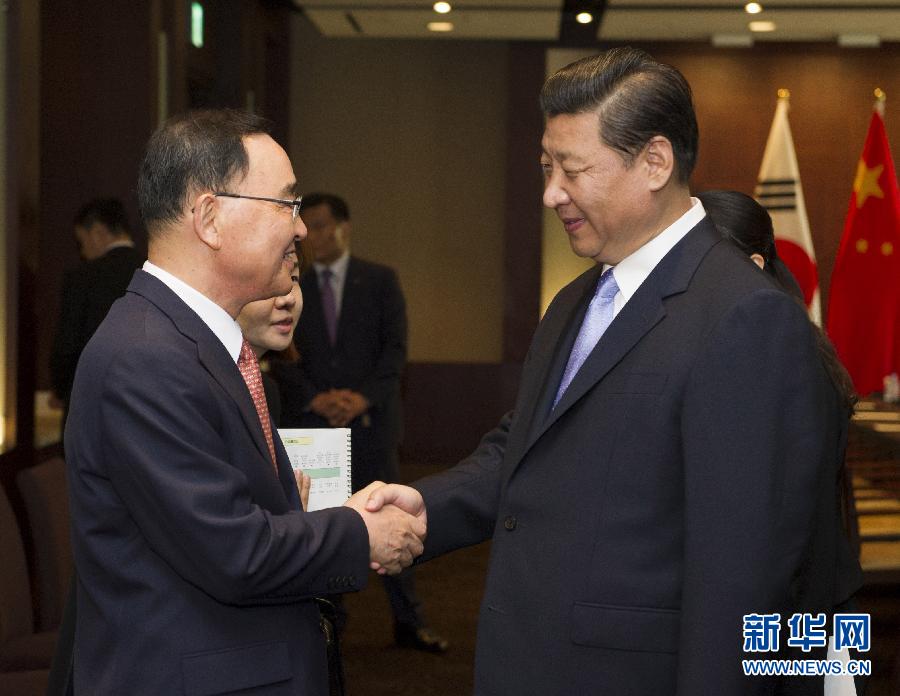 7月4日，國(guó)家主席習(xí)近平在首爾會(huì)見(jiàn)韓國(guó)總理鄭烘原。 新華社記者謝環(huán)馳攝  