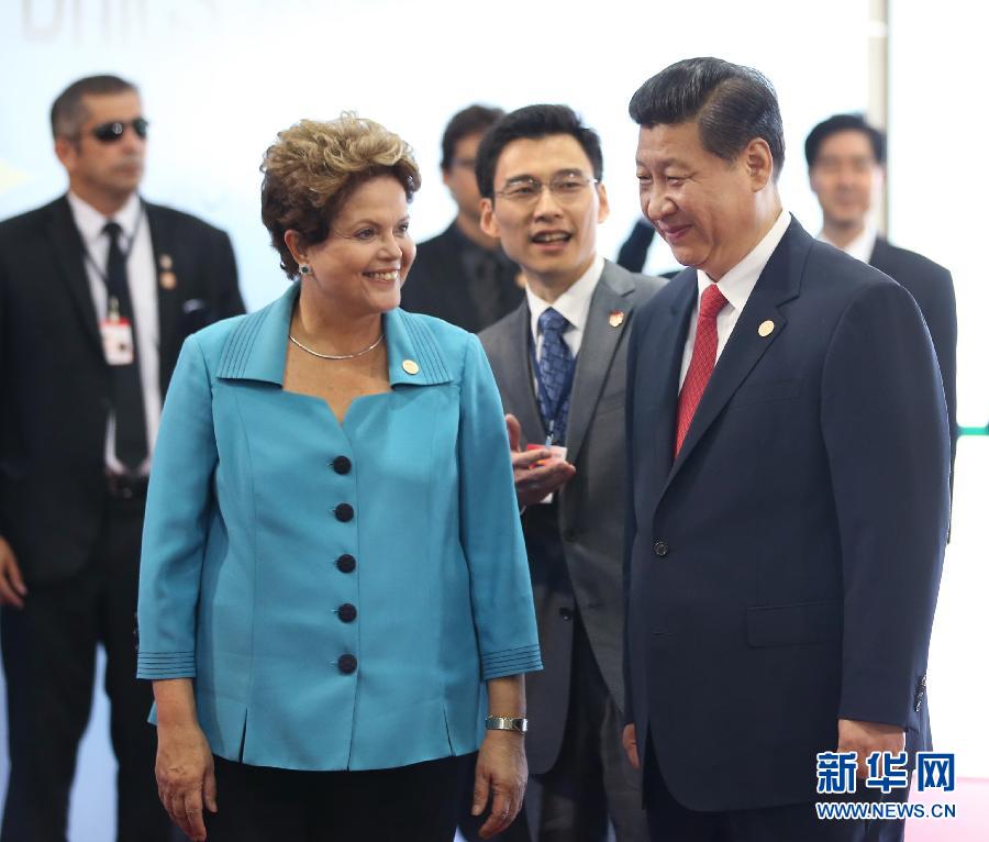 7月15日，國家主席習近平在巴西福塔萊薩出席金磚國家領(lǐng)導(dǎo)人第六次會晤。這是巴西總統(tǒng)羅塞夫迎接習近平主席。 新華社記者 蘭紅光 攝 