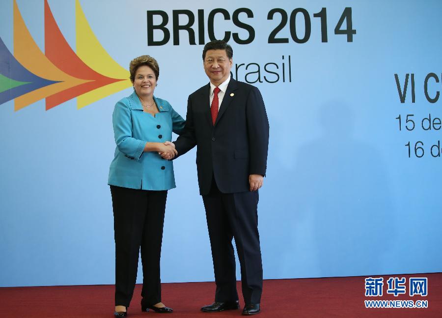 7月15日，國家主席習近平在巴西福塔萊薩出席金磚國家領(lǐng)導(dǎo)人第六次會晤。這是巴西總統(tǒng)羅塞夫迎接習近平主席。 新華社記者 蘭紅光 攝 