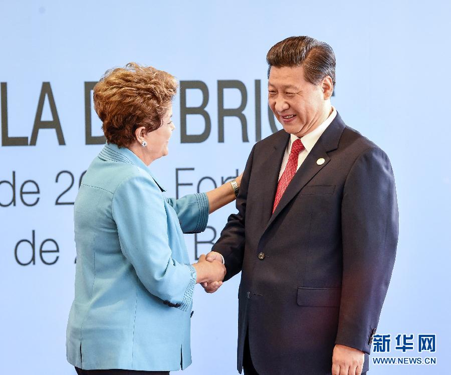 7月15日，國家主席習近平在巴西福塔萊薩出席金磚國家領(lǐng)導(dǎo)人第六次會晤。這是巴西總統(tǒng)羅塞夫迎接習近平主席。 新華社記者 李學仁 攝  