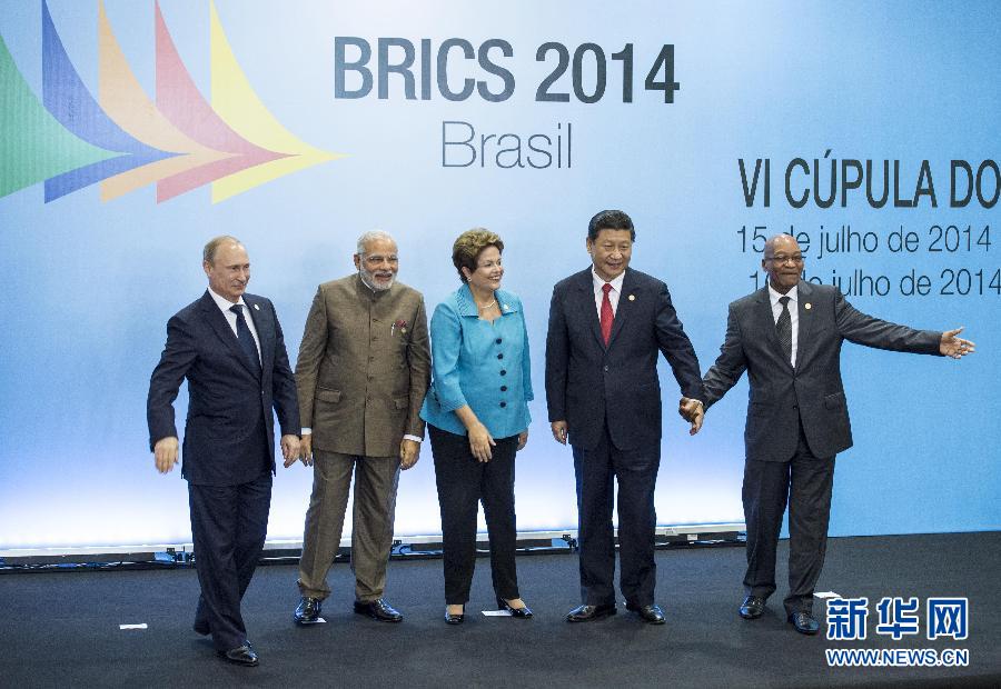7月15日，國家主席習近平在巴西福塔萊薩出席金磚國家領(lǐng)導(dǎo)人第六次會晤。這是金磚國家領(lǐng)導(dǎo)人集體合影。 新華社記者王曄攝  