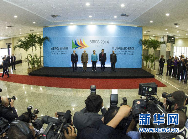 7月15日，國家主席習近平在巴西福塔萊薩出席金磚國家領(lǐng)導(dǎo)人第六次會晤。這是金磚國家領(lǐng)導(dǎo)人集體合影。 新華社記者王曄攝