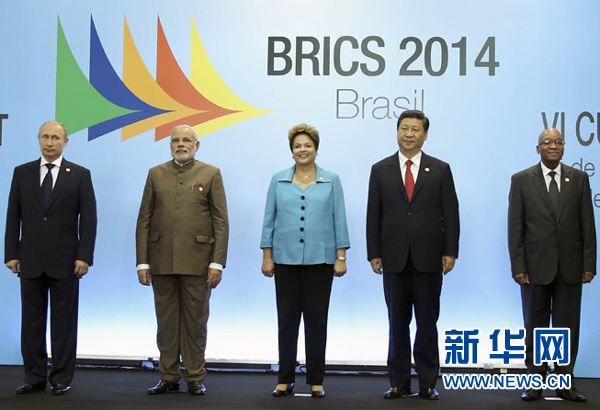  7月15日，國家主席習近平在巴西福塔萊薩出席金磚國家領(lǐng)導(dǎo)人第六次會晤。這是金磚國家領(lǐng)導(dǎo)人集體合影。 新華社記者蘭紅光攝