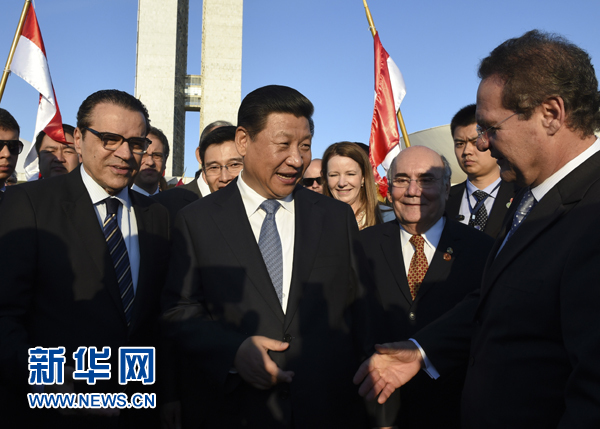 7月16日，國家主席習(xí)近平在巴西利亞會見巴西參議長卡列羅斯（前右）和眾議長阿爾維斯（前左）。 新華社記者 李學(xué)仁 攝 