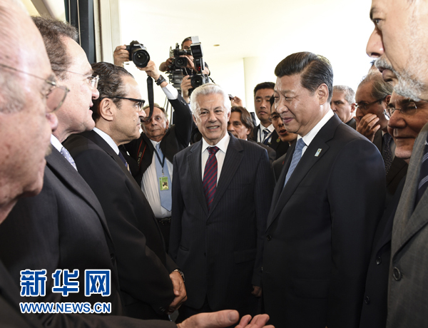 7月16日，國家主席習(xí)近平在巴西利亞會見巴西參議長卡列羅斯和眾議長阿爾維斯。這是兩院議長迎接習(xí)近平主席，并介紹議員代表。 新華社記者李學(xué)仁 攝 