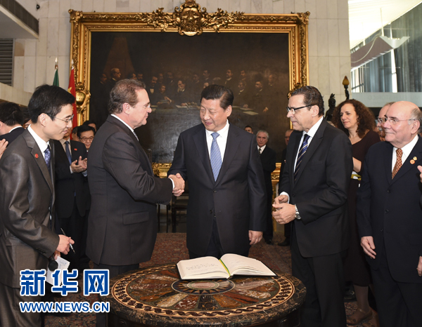 7月16日，國家主席習(xí)近平在巴西利亞會見巴西參議長卡列羅斯（前排左二）和眾議長阿爾維斯（前排右二）。 新華社記者 李學(xué)仁 攝 