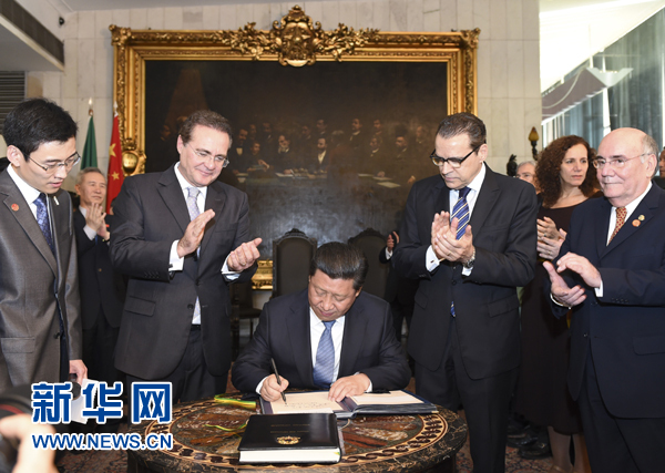 7月16日，國家主席習(xí)近平在巴西利亞會見巴西參議長卡列羅斯（前排左二）和眾議長阿爾維斯（前排右二）。這是習(xí)近平應(yīng)邀為參眾兩院題詞。新華社記者 李學(xué)仁 攝 