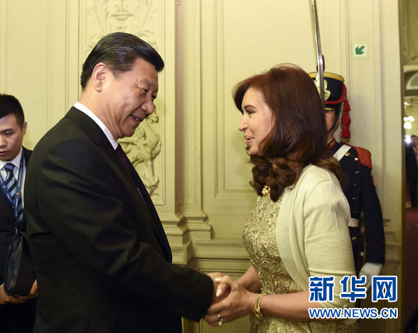 當(dāng)?shù)貢r(shí)間7月18日，國(guó)家主席習(xí)近平在布宜諾斯艾利斯同阿根廷總統(tǒng)克里斯蒂娜舉行會(huì)談。這是會(huì)談開(kāi)始前，克里斯蒂娜在總統(tǒng)府為習(xí)近平舉行隆重歡迎儀式。新華社記者 李學(xué)仁 攝