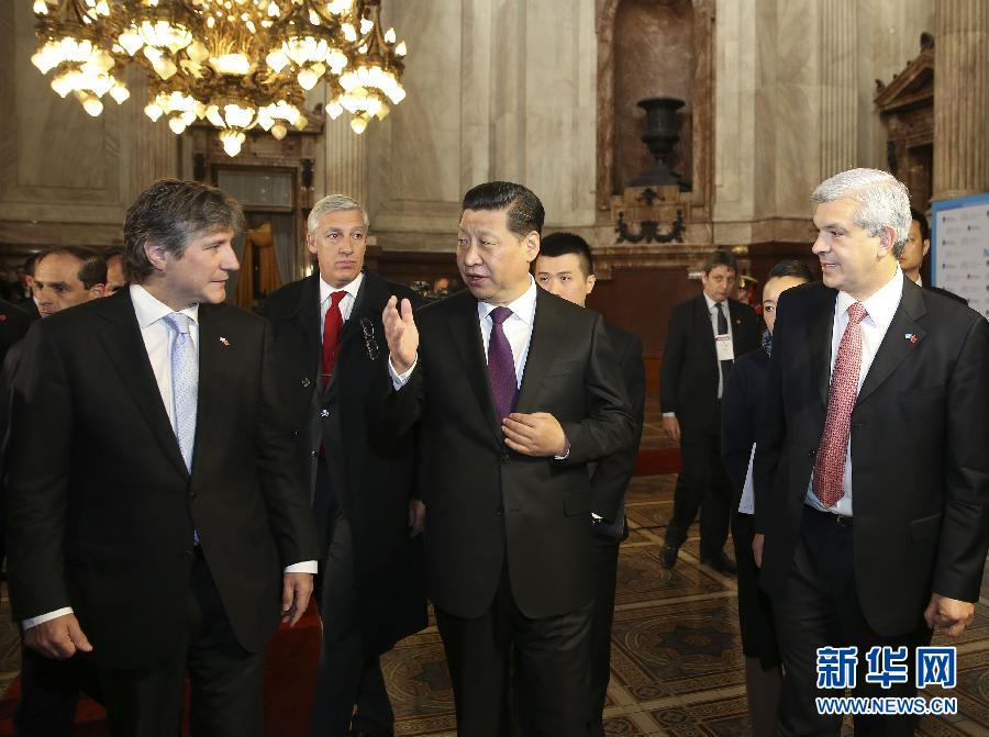 當(dāng)?shù)貢r間7月19日，國家主席習(xí)近平在布宜諾斯艾利斯會見阿根廷副總統(tǒng)兼參議長布杜（前左）和眾議長多明格斯（前右）。 新華社記者丁林?jǐn)z 