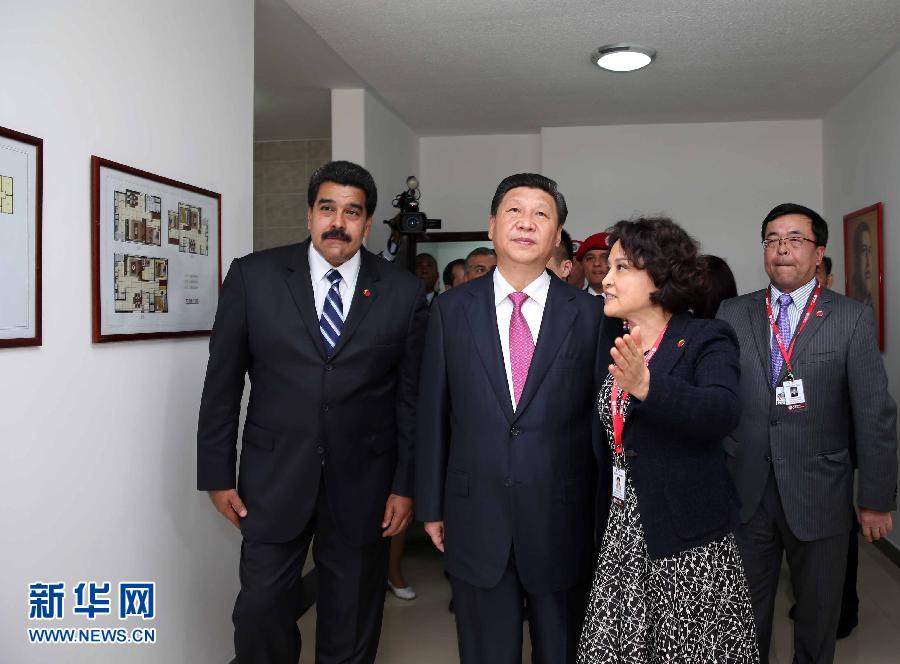 當?shù)貢r間7月21日，國家主席習近平在委內瑞拉總統(tǒng)馬杜羅陪同下在加拉加斯參觀蒂烏娜社會住房項目。 新華社記者 蘭紅光 攝