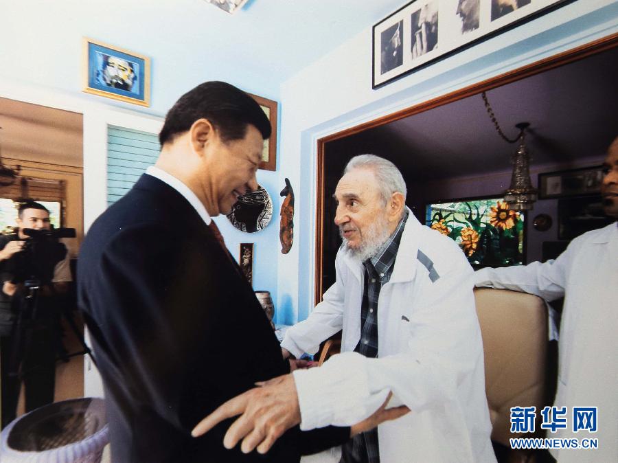當?shù)貢r間7月22日，國家主席習近平在哈瓦那親切探望古巴革命領袖菲德爾&middot;卡斯特羅。 新華社發(fā)