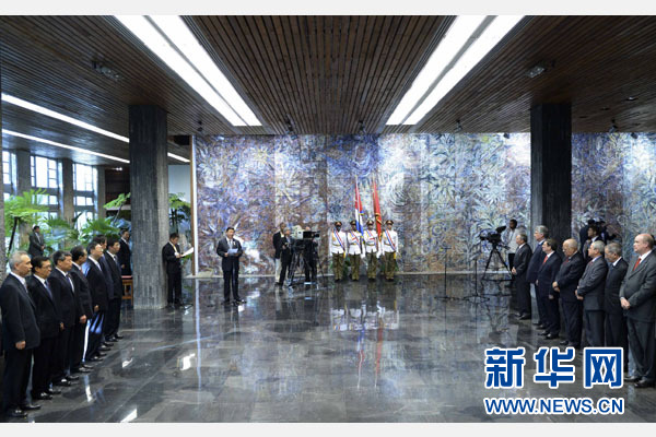 當(dāng)?shù)貢r(shí)間7月22日，國(guó)家主席習(xí)近平在哈瓦那接受古巴政府授予的&ldquo;何塞&middot;馬蒂&rdquo;勛章。古巴國(guó)務(wù)委員會(huì)主席兼部長(zhǎng)會(huì)議主席勞爾&middot;卡斯特羅為習(xí)近平佩戴勛章。新華社記者馬占成攝