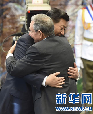 當(dāng)?shù)貢r(shí)間7月22日，國(guó)家主席習(xí)近平在哈瓦那接受古巴政府授予的&ldquo;何塞&middot;馬蒂&rdquo;勛章。古巴國(guó)務(wù)委員會(huì)主席兼部長(zhǎng)會(huì)議主席勞爾&middot;卡斯特羅為習(xí)近平佩戴勛章。新華社記者馬占成攝