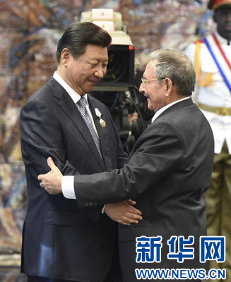 當(dāng)?shù)貢r(shí)間7月22日，國(guó)家主席習(xí)近平在哈瓦那接受古巴政府授予的&ldquo;何塞&middot;馬蒂&rdquo;勛章。古巴國(guó)務(wù)委員會(huì)主席兼部長(zhǎng)會(huì)議主席勞爾&middot;卡斯特羅為習(xí)近平佩戴勛章。新華社記者馬占成攝