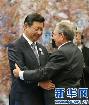 當(dāng)?shù)貢r(shí)間7月22日，國(guó)家主席習(xí)近平在哈瓦那接受古巴政府授予的&ldquo;何塞&middot;馬蒂&rdquo;勛章。古巴國(guó)務(wù)委員會(huì)主席兼部長(zhǎng)會(huì)議主席勞爾&middot;卡斯特羅為習(xí)近平佩戴勛章。新華社記者劉衛(wèi)兵攝