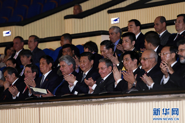      出當(dāng)?shù)貢r(shí)間7月22日，國(guó)家主席習(xí)近平在哈瓦那與古巴國(guó)務(wù)委員會(huì)主席兼部長(zhǎng)會(huì)議主席勞爾&middot;卡斯特羅共同觀看中古芭蕾舞聯(lián)合演出。新華社記者李學(xué)仁攝 