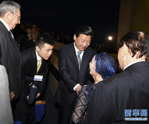     當(dāng)?shù)貢r(shí)間7月22日，國(guó)家主席習(xí)近平在哈瓦那與古巴國(guó)務(wù)委員會(huì)主席兼部長(zhǎng)會(huì)議主席勞爾&middot;卡斯特羅共同觀看中古芭蕾舞聯(lián)合演出。新華社記者李學(xué)仁攝 