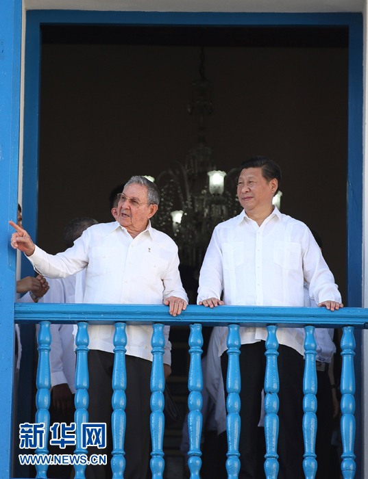這是習(xí)近平在勞爾陪同下參觀圣地亞哥市政府時(shí)一同走上二層陽(yáng)臺(tái)。1959年1月1日，菲德?tīng)?middot;卡斯特羅就是站在這里宣布古巴革命勝利。新華社記者蘭紅光 攝 