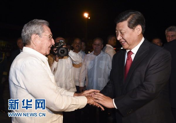 當(dāng)?shù)貢r(shí)間7月23日，國(guó)家主席習(xí)近平結(jié)束對(duì)古巴的訪問(wèn)，離開(kāi)圣地亞哥，啟程回國(guó)。這是古巴國(guó)務(wù)委員會(huì)主席兼部長(zhǎng)會(huì)議主席勞爾&middot;卡斯特羅到機(jī)場(chǎng)為習(xí)近平送行。新華社記者 李學(xué)仁 攝 