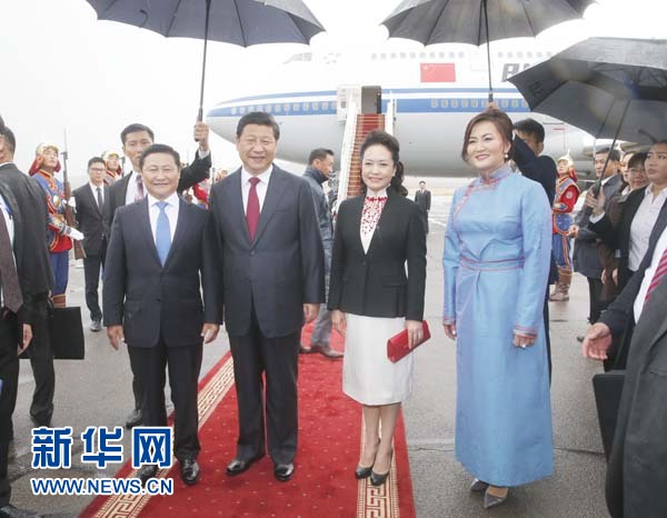 8月21日，國家主席習(xí)近平抵達(dá)烏蘭巴托，開始對蒙古國進(jìn)行國事訪問。習(xí)近平和夫人彭麗媛在機(jī)場受到蒙古國總理阿勒坦呼亞格夫婦熱情迎接。新華社記者鞠鵬攝 