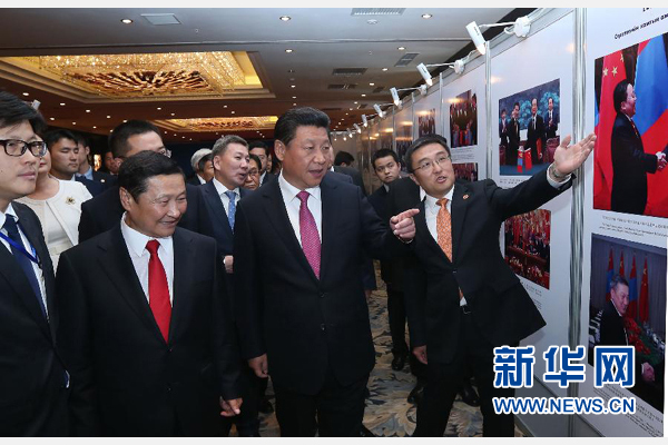 8月22日，國(guó)家主席習(xí)近平在烏蘭巴托與蒙古國(guó)總理阿勒坦呼亞格共同出席中蒙經(jīng)貿(mào)合作回顧展開(kāi)幕式。 新華社記者 龐興雷 攝 