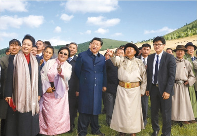 　　八月二十二日，國家主席習(xí)近平在蒙古國總統(tǒng)額勒貝格道爾吉陪同下前往烏蘭巴托市郊觀看那達(dá)慕。這是習(xí)近平和夫人彭麗媛同額勒貝格道爾吉夫婦觀看表演。新華社記者　鞠鵬攝