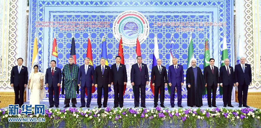 9月12日，上海合作組織成員國元首理事會(huì)第十四次會(huì)議在塔吉克斯坦首都杜尚別舉行。國家主席習(xí)近平出席會(huì)議并發(fā)表重要講話。這是與會(huì)成員國元首、觀察員國領(lǐng)導(dǎo)人或代表、主席國客人以及有關(guān)國際和地區(qū)組織代表集體合影。新華社記者李濤攝 