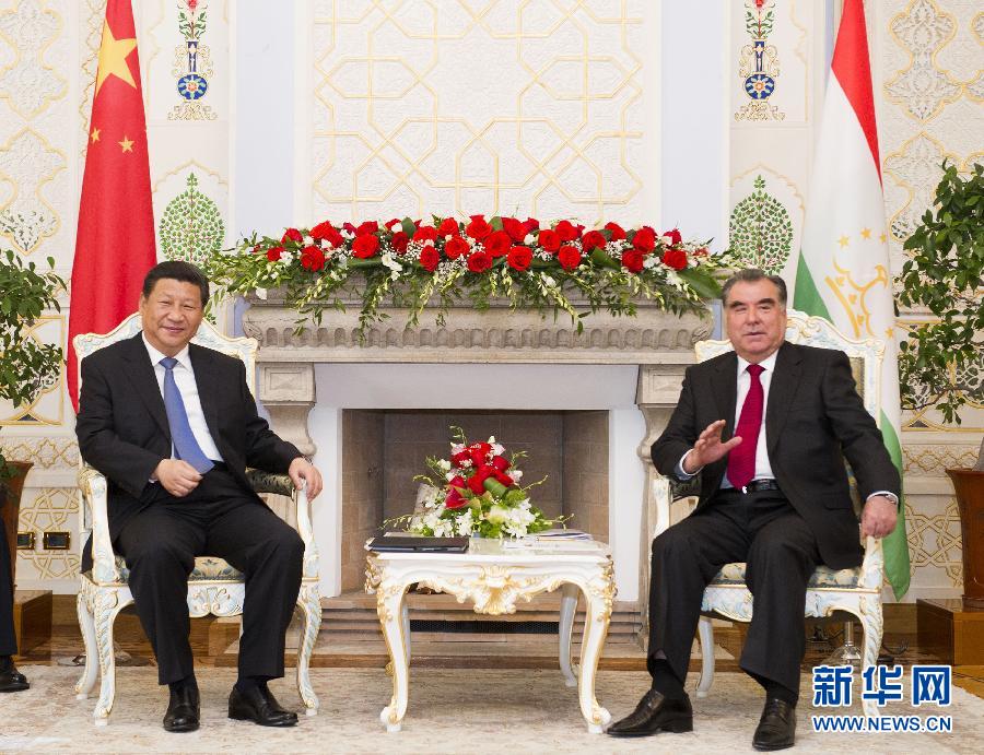 9月13日，國(guó)家主席習(xí)近平在杜尚別同塔吉克斯坦總統(tǒng)拉赫蒙舉行會(huì)談。 新華社記者黃敬文攝 