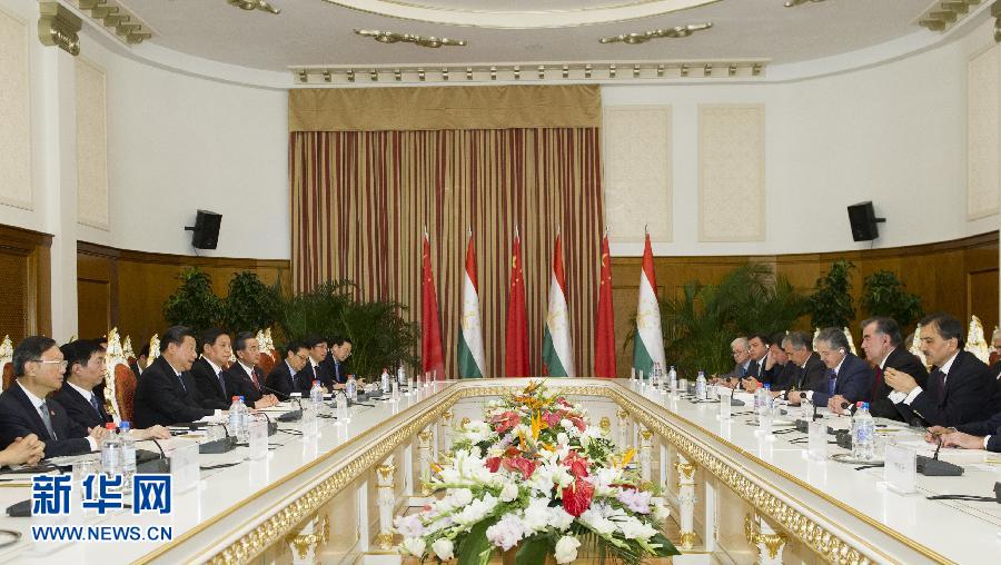 9月13日，國(guó)家主席習(xí)近平在杜尚別同塔吉克斯坦總統(tǒng)拉赫蒙舉行會(huì)談。 新華社記者謝環(huán)馳攝 