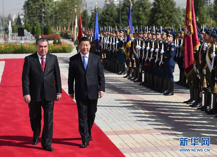 9月13日，國家主席習(xí)近平在杜尚別同塔吉克斯坦總統(tǒng)拉赫蒙舉行會談。會談前，拉赫蒙在民族宮前廣場為習(xí)近平舉行隆重的歡迎儀式。新華社記者馬占成攝 