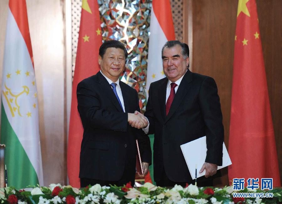 9月13日，國家主席習近平和塔吉克斯坦總統(tǒng)拉赫蒙在杜尚別共同簽署《中塔關于進一步發(fā)展和深化戰(zhàn)略伙伴關系的聯(lián)合宣言》。新華社記者謝環(huán)馳攝 