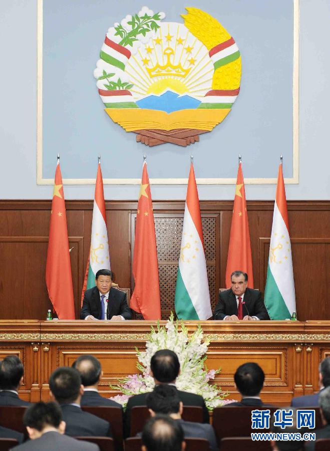 9月13日，國家主席習近平同塔吉克斯坦總統(tǒng)拉赫蒙在杜尚別共同會見記者。 新華社記者謝環(huán)馳攝