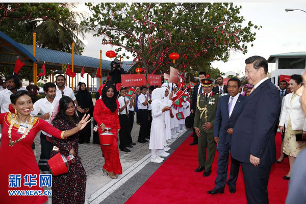 9月14日，國家主席習(xí)近平抵達(dá)馬累，開始對馬爾代夫進(jìn)行國事訪問。習(xí)近平和夫人彭麗媛在機(jī)場受到馬爾代夫總統(tǒng)亞明夫婦的熱情迎接。 新華社記者 鞠鵬 攝