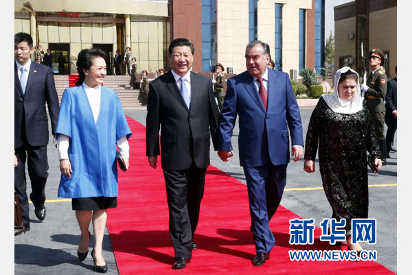 9月14日，國家主席習近平結(jié)束對塔吉克斯坦的國事訪問，乘坐專機離開杜尚別。拉赫蒙總統(tǒng)夫婦專程到機場為習近平和夫人彭麗媛送行。新華社記者 鞠鵬 攝 