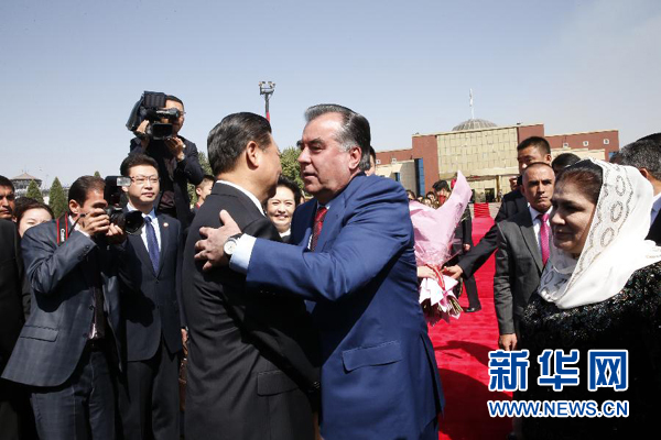 9月14日，國家主席習近平結(jié)束對塔吉克斯坦的國事訪問，乘坐專機離開杜尚別。拉赫蒙總統(tǒng)夫婦專程到機場為習近平和夫人彭麗媛送行。新華社記者 鞠鵬 攝 