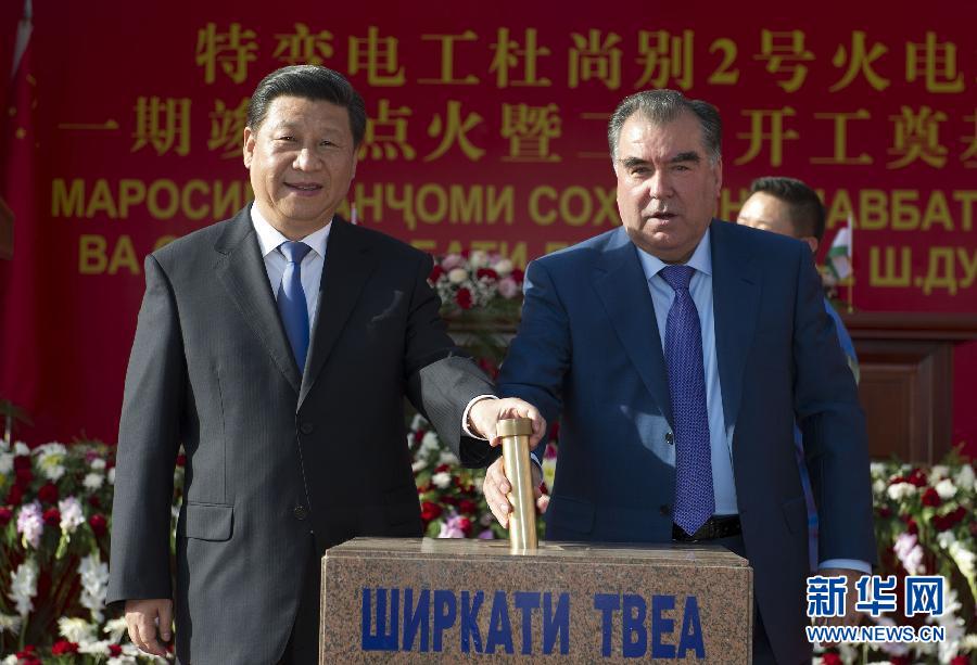 9月13日，國(guó)家主席習(xí)近平和塔吉克斯坦總統(tǒng)拉赫蒙在杜尚別共同出席中塔兩國(guó)重大合作項(xiàng)目&mdash;&mdash;杜尚別2號(hào)熱電廠一期工程竣工儀式、二期工程開工儀式。這是習(xí)近平和拉赫蒙一同將裝有兩國(guó)元首簽名二期工程奠基紀(jì)念頁(yè)的金色金屬管放入水泥墩中。 新華社記者黃敬文攝 