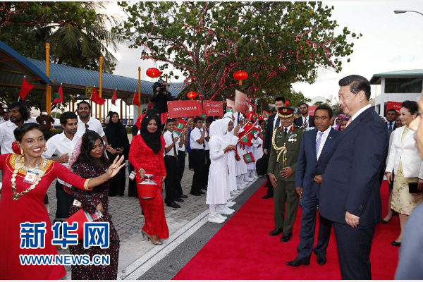  9月14日，國家主席習(xí)近平抵達(dá)馬累，開始對馬爾代夫進(jìn)行國事訪問。習(xí)近平和夫人彭麗媛在機(jī)場受到馬爾代夫總統(tǒng)亞明夫婦的熱情迎接。新華社記者 鞠鵬 攝 
