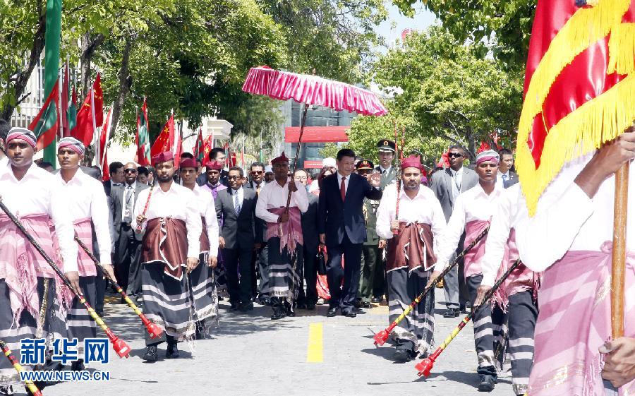 9月15日，國家主席習(xí)近平同馬爾代夫總統(tǒng)亞明在馬累舉行會談。會談前，亞明在共和國廣場為習(xí)近平舉行歡迎儀式。 新華社記者 鞠鵬 攝