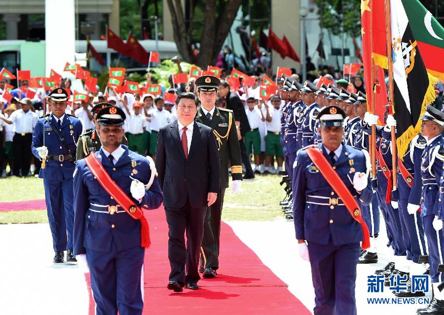 9月15日，國家主席習(xí)近平同馬爾代夫總統(tǒng)亞明在馬累舉行會談。會談前，亞明在共和國廣場為習(xí)近平舉行歡迎儀式。 新華社記者 馬占成 攝 