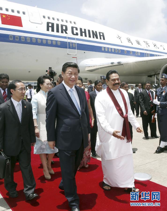 9月16日，國家主席習(xí)近平抵達(dá)科倫坡，開始對斯里蘭卡進(jìn)行國事訪問。在班達(dá)拉奈克國際機場，習(xí)近平和夫人彭麗媛受到拉賈帕克薩總統(tǒng)夫婦熱情迎接。新華社記者鞠鵬攝 