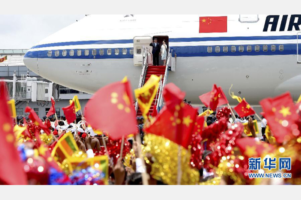 9月16日，國家主席習(xí)近平抵達(dá)科倫坡，開始對斯里蘭卡進(jìn)行國事訪問。這是習(xí)近平和夫人彭麗媛向歡迎群眾揮手致意。 新華社記者馬占成攝 